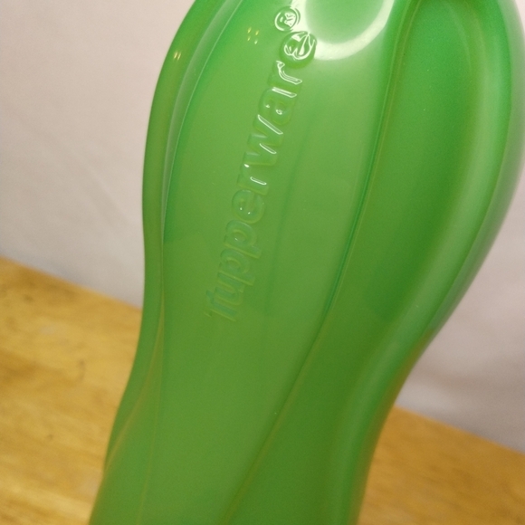 New Green Tupperware 1 Letter Eco Friendly Water Bottle - Picture 2 of 5